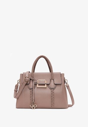 Borsa in pelle beige con manico intrecciato, tracolla staccabile, hardware dorato e un design strutturato con dettagli accentuati.
