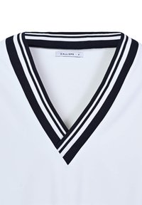 Weißes V-Ausschnitt-Shirt mit schwarzem und weißem gestreiften Rippbesatz und einem kleinen "CALLIOPE S"-Label im Nacken.