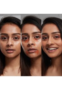 Trois portraits côte à côte d'une personne démontrant l'application de maquillage, avec différentes nuances d'orange sur les joues et les lèvres.