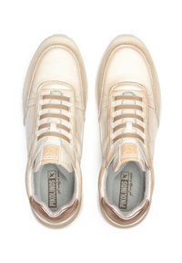 Baskets en cuir beige avec des accents texturés, bout rond, design à lacets et intérieur rembourré. Présente un logo de marque sur la languette.