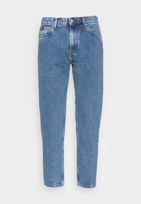 Jeans in denim azzurro chiaro con una vestibilità dritta, design classico a cinque tasche e dettagli cuciti lungo le cuciture e la vita.
