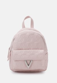 Rosa kviltad ryggsäck med geometriskt mönster, med en framficka med dragkedja, silverfärgad hårdvara och ett handtag för bärande.