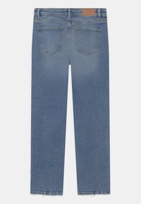 Modré džíny rovného střihu s dvěma zadními kapsami, viditelným švem, poutky na opasek a hnědým logem značky na pasu.