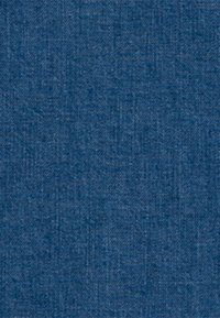 Tessuto di denim in una tonalità blu profondo, con una superficie strutturata e motivi di intreccio visibili, e un aspetto leggermente sbiadito.