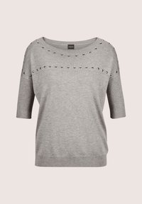 Grauer Kurzarmpullover mit weitem Ausschnitt und dekorativen metallischen Nieten an den Schultern und im Brustbereich. Weiche Textur.