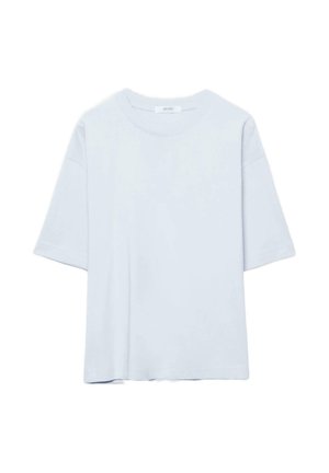 Preprosta svetlo modra majica s kratkimi rokavi in okrolim izrezom, sproščenega kroja, prikazana na belem ozadju.