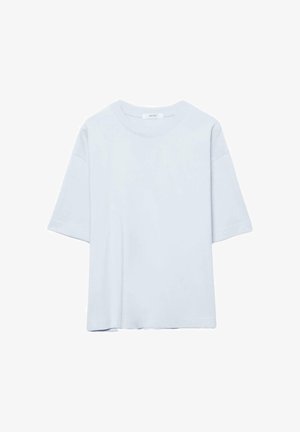 Preprosta svetlo modra majica s kratkimi rokavi in okrolim izrezom, sproščenega kroja, prikazana na belem ozadju.