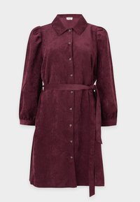 Burgunderfarbene Cordkleid mit einem kragenförmigen Ausschnitt, langen puffärmeligen Ärmeln, einer Knopfleiste vorne und einem passenden Gürtel in der Taille.