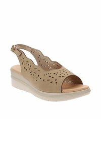 Sandali a zeppa beige con design a intaglio e perforazioni decorative. Cinturino slingback e punta aperta. Suola in gomma per aderenza.