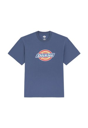 Blå kortærmet t-shirt med rund hals og et stort rødt og gult Dickies-logo centreret på brystet.