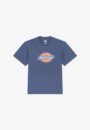 Blauw T-shirt met korte mouwen en ronde hals, met een groot rood-geel Dickies-logo in het midden van de borst.
