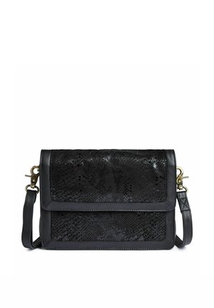 Sac bandoulière noir avec motif peau de serpent texturé et fermoirs métalliques dorés sur une sangle réglable.