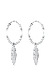 Sølv hoop øreringe med en detaljeret fjeranhænger hængende fra hver hoop, glat overflade og cirkulært design.