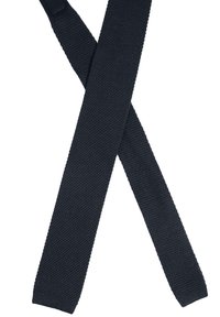 Corbata de punto texturizada de un oscuro color azul marino, con forma plana y ancha y puntas afinadas, que presenta un patrón sutil y un acabado suave y mate.