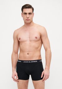 Zwarte boxershorts met een elastische tailleband met witte "JACK & JONES" branding; ontworpen voor een aansluitende pasvorm.