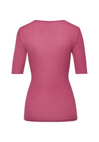 T-shirt aderente rosa realizzata in tessuto a costine, con scollo rotondo e maniche corte, texture liscia senza motivi visibili o hardware.