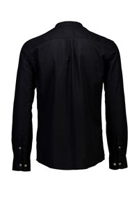 Zwart linnen shirt met lange mouwen, voorzien van een klassieke kraag, knoopmanchetten en een plooitje aan de achterkant voor bewegingsvrijheid.