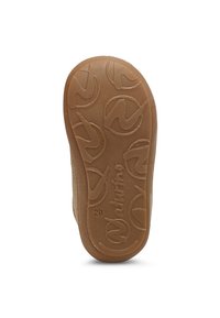 Hnědá gumová podrážka s texturovaným vzorem, která obsahuje stylizované logo a velikost "20". Hladké okraje a jednotná barva po celé ploše.