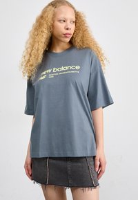 New Balance LINEAR HERITAGE TEE - Trükipildiga T-särk - graphite