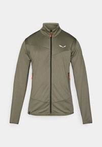 Olive krāsas sporta zip-aizdares jaka ar augstu apkakli, teksturētu audumu, kontrastējošu melnu rāvējslēdzēju un oranžu rāvējslēdzēja vilkšanas cilpu. Iespējas ar slīpiem šuviem.