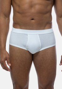 Weißer Baumwollslip mit glatter Textur, elastischem Bund und konturiertem Beutel-Design. Verfügt über einen klassischen Schnitt und minimale Nähte.