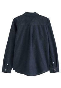 Camicia di un blu scuro con maniche lunghe, colletto e polsini abbottonati. Tessuto morbido con una consistenza liscia. Taglio dritto e orlo curvo nella parte inferiore.