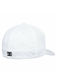 Weißer Baseballcap mit flacher Krempe, aus Stoff gefertigt. Besitzt ein schwarzes gesticktes Logo auf der Rückseite und Belüftungslöcher.