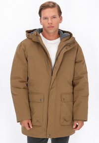 Brun isoleret parka-jakke med hætte, lynlås og trykknapper, grå indvendig foring og to frontlommer. Blød, glat tekstur.