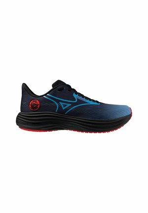 Blauer und schwarzer Sportschuh mit strukturiertem Stoff, schwarzen Schnürsenkeln, rotem Außensohle und einem Logo-Highlight an der Ferse. Aerodynamisches Design zum Laufen.