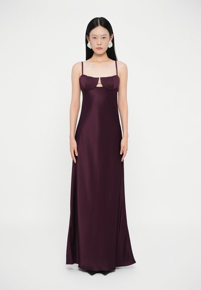 Bordowa satynowa sukienka maxi z dopasowaną górą, cienkimi ramiączkami i warstwowym wykończeniem dekoltu. Gładka faktura i elegancka sylwetka.