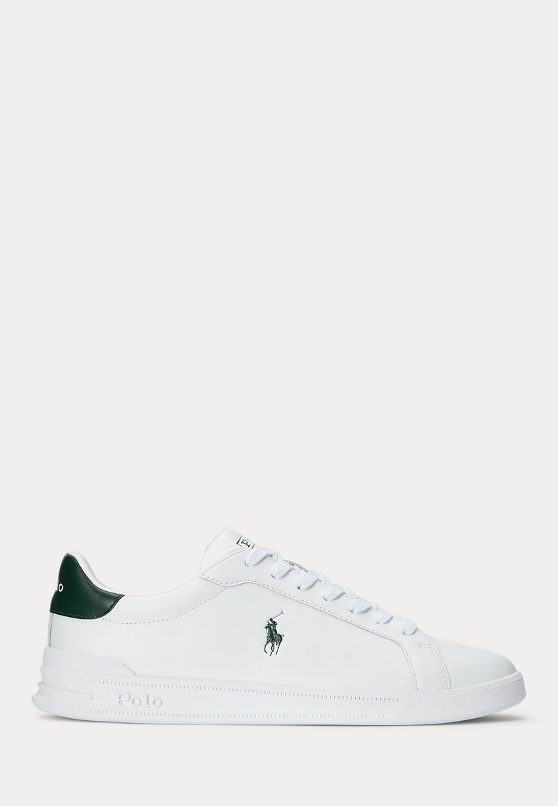 Hvid lavtop sneakers med grøn hælflig, hvide snørebånd og broderet Polo-logo på siden. Gummisål med Polo-branding.
