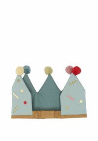 Látková koruna světle modré barvy s třemi trojúhelníkovými hroty, zdobená barevnými pom-pomy a vzorovými dekorativními prvky. Základ z hnědé elastické pásky.