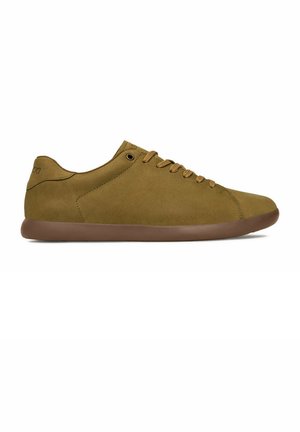 Brązowy niski casualowy sneaker ze sznurowaniem i gumową podeszwą, pokazany w profilu na białym tle.