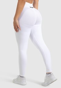Smilodox CETRINA SEAMLESS SCRUNCH LEGGINGS - Tights - weiß