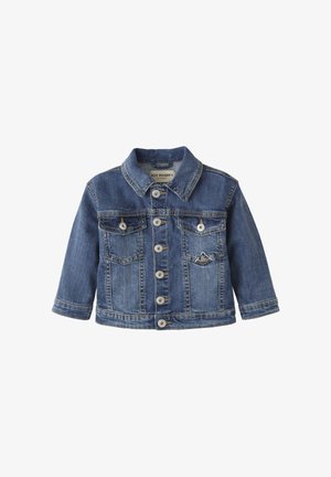 Giubbotto di jeans blu per bambini piccoli con maniche lunghe, chiusura frontale con bottoni, due tasche sul petto e un piccolo logo del marchio sulla tasca destra.