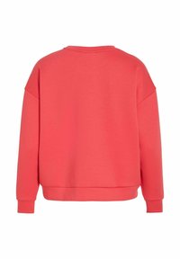 Sudadera color coral con un ajuste relajado, hombros caídos, puños acanalados y un amplio cuello redondo. Textura suave sin patrones ni logotipos visibles.