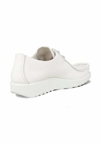 Scarpa bianca in pelle con finitura testurizzata, punta tonda e una spessa suola in gomma bianca. Include lacci grigio chiaro e dettagli di cucitura minimi.