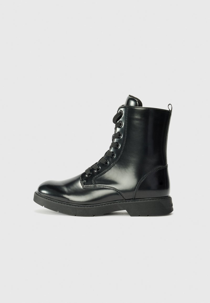 Stivaletto in pelle nera con finitura lucida, punta rotonda, lacci frontali e suola in gomma. Presenta un piccolo manico sul retro.