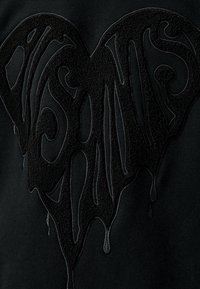 Felpa nera con un design a cuore testurizzato caratterizzato da elementi gocciolanti e intricate spirali. Tessuto morbido con dettagli in rilievo.