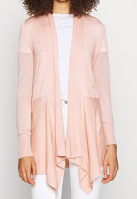 Světle růžový pletený kardigan s volně spl�ývající přední částí, dlouhými rukávy a ribbíkovými akcenty. Obsahuje pohodlný střih a kaskádový lem.