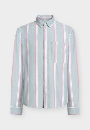 Lys blå skjorte med knapper, med vertikale hvite og rosa striper, en brystlomme på venstre side og en knappet krage.