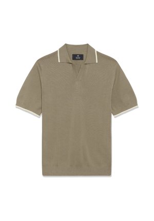 Camiseta tipo polo de manga corta beige con ribete blanco en el cuello y los puños, con escote en V y etiqueta de marca en el interior del cuello.