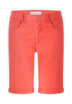 Shorts corail mi-longueur avec fermeture à boutons, passants pour ceinture, poches avant et ourlets pliés, présentés sur fond blanc.