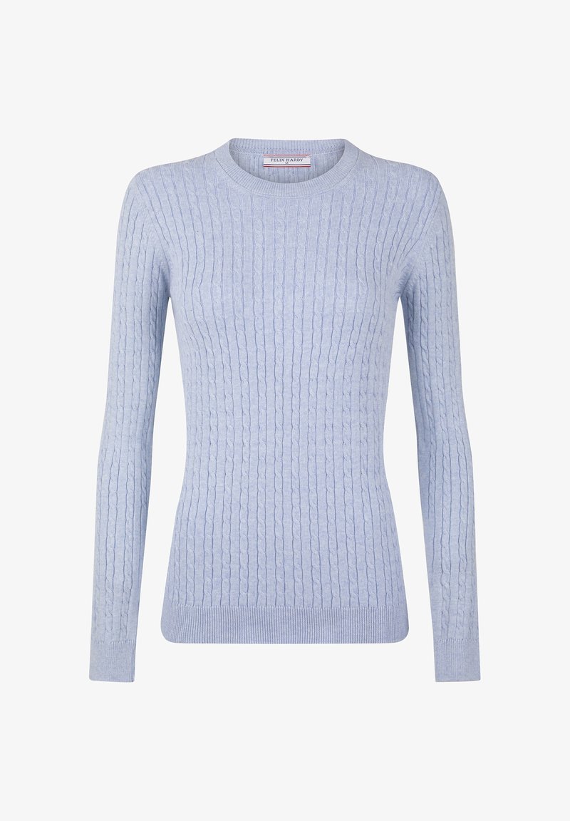 Pull en maille torsadée bleu clair à col rond, manches longues, poignets et ourlet côtelés, par Felix Hardy.