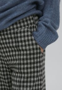 ICHI IHKATE - Pantalon classique - vetiver