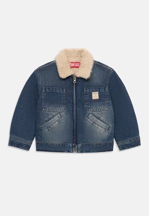 Blaue Jeansjacke mit einem Kragen aus Kunstfell, Reißverschluss, zwei Brusttaschen und schrägen Seitentaschen. Ein Etikett befindet sich auf der linken Tasche.