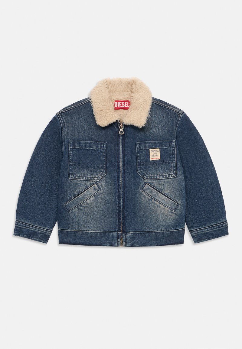 Giubbotto di jeans blu con collo in pelliccia sintetica, chiusura a zip, due tasche sul petto e tasche laterali inclinate. Presenta un'etichetta sulla tasca sinistra.