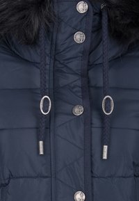 Námořnická péřová bunda s kapucí s umělým kožíškem, stříbrnými knoflíky ve tvaru kotvy, pletenými šňůrkami a prošívanou texturou na látce.
