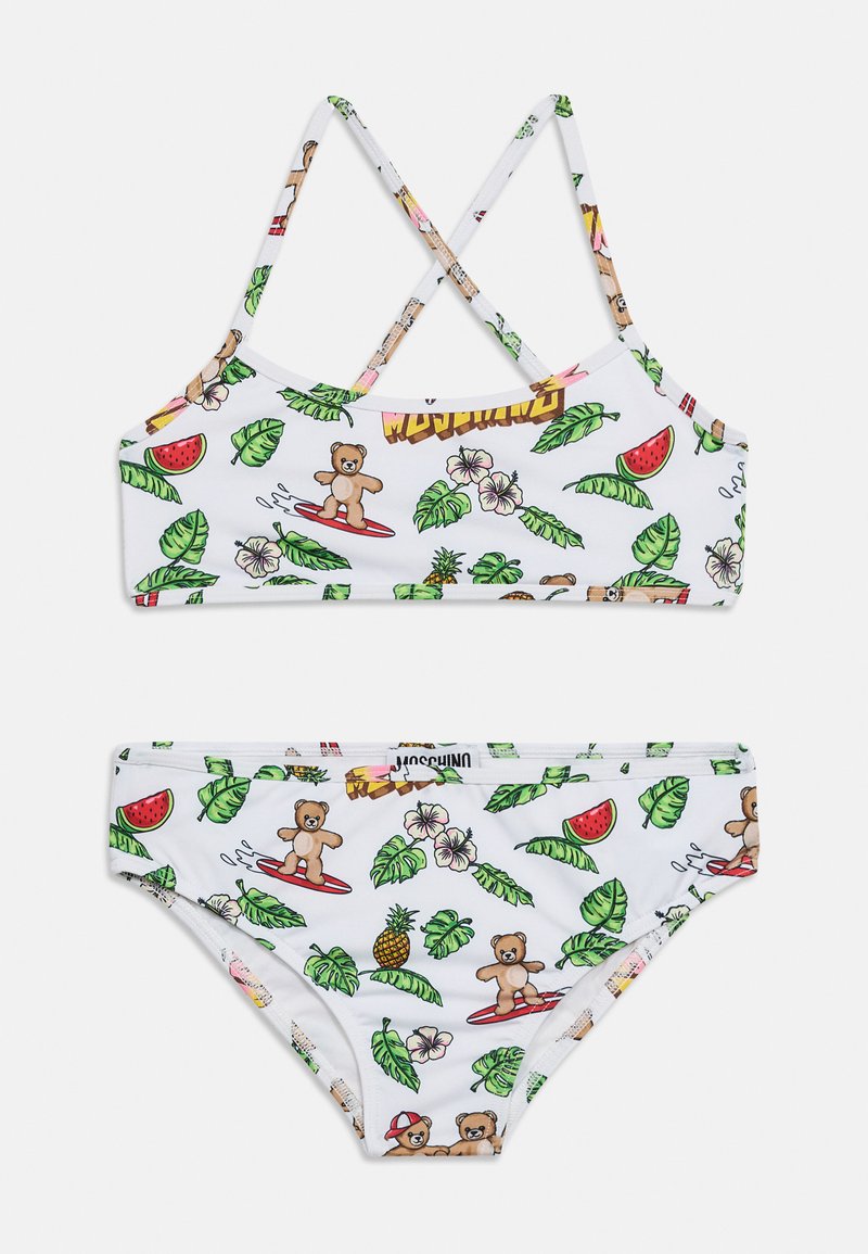 Λευκό μαγιό δύο τεμαχίων με λουριά που διασταυρώνονται στην πλάτη, με σχέδια αρκουδάκια που κάνουν σερφ, πράσινα φύλλα, ανανάδες, λουλούδια ιβίσκου και φέτες καρπουζιού.