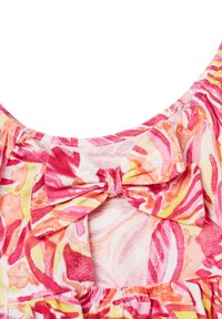 Tessuto a fantasia floreale colorato con tonalità di rosa, arancione e giallo, con un dettaglio a fiocco sulla scollatura e un orlo arricciato.